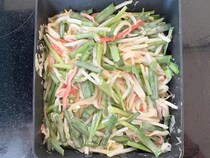カニカマ、ニラ、モヤシを入れて…玉子焼き器で作ったものがこちら