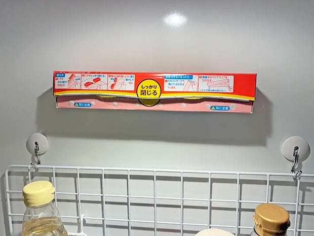 キッチンの壁にマグネットで貼りつけたラップ（撮影：grapeライフハック編集部）