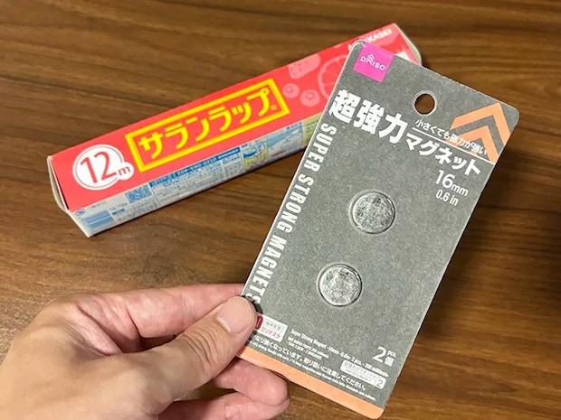 手で持つマグネットと、机に置かれたラップ（撮影：grapeライフハック編集部）