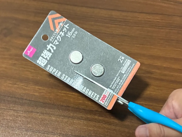 100均マグネットでラップの『浮かせる収納』　パッケージごと使う活用法が「本当に助かる」