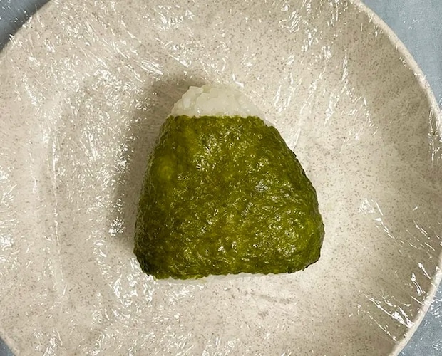 ラップだけで包んでいたおにぎりの写真（撮影：grapeフード編集部）