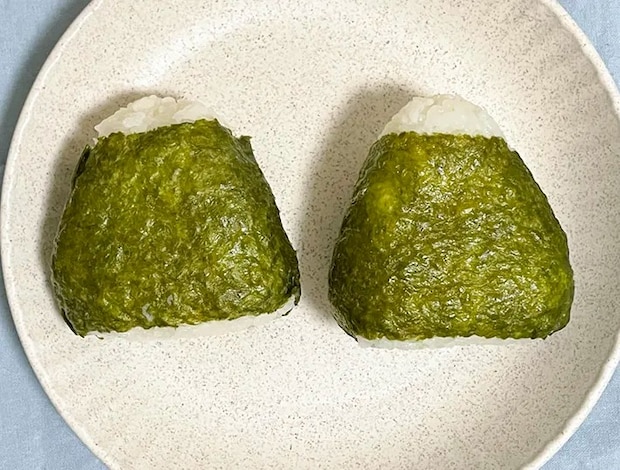 おにぎり2個を並べた写真（撮影：grapeフード編集部）