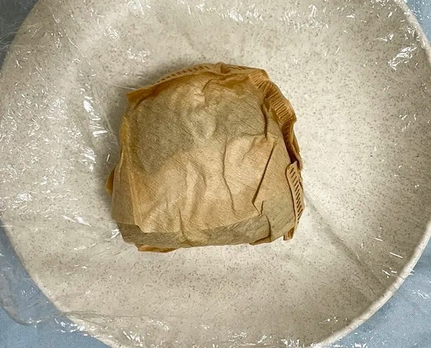 ペーパーフィルターで包んだおにぎりの写真（撮影：grapeフード編集部）