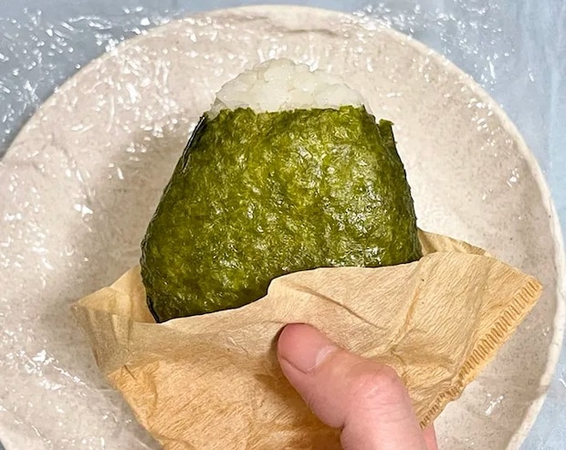 ペーパーフィルターで包んでいたおにぎりの写真（撮影：grapeフード編集部）