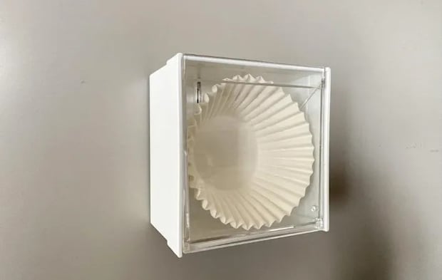 弁当カップを入れて冷蔵庫に付けた画像（撮影：エニママ）