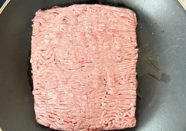 形を整えた豚ひき肉の画像（撮影：エニママ）