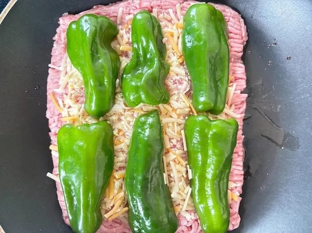 豚ひき肉の上にピーマンを並べた画像（撮影：エニママ）