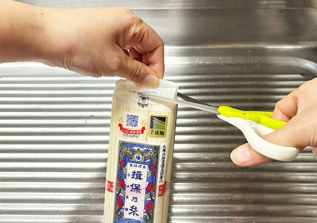 そうめん袋の開け方解説写真（撮影：grapeライフハック編集部）