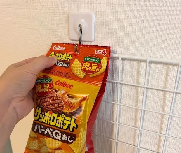 フックに掛けている様子（撮影：grapeライフハック編集部）