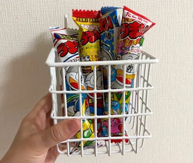 長めのお菓子を入れた様子（撮影：grapeライフハック編集部）