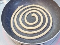 ホットケーキを『蚊取り線香』みたいに焼いてみて！　でき上がりに「食感が変わった」「子供が喜ぶ！」