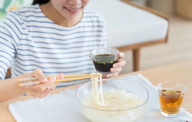 そうめんを食べる女性の写真
