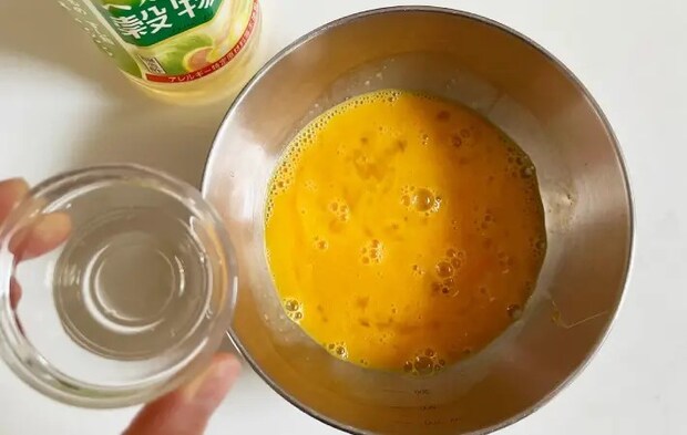 卵液に酢を加えている画像（撮影：エニママ）