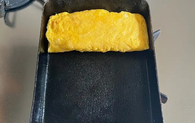 玉子を巻いている画像（撮影：エニママ）