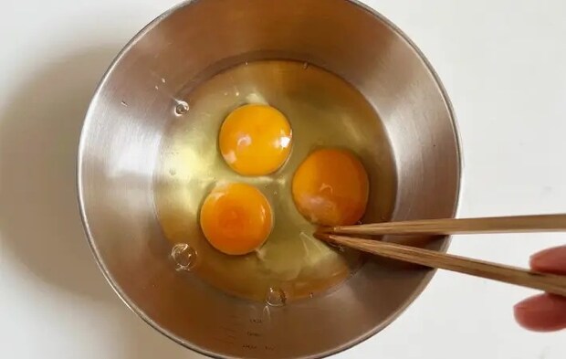 玉子を混ぜている画像（撮影：エニママ）