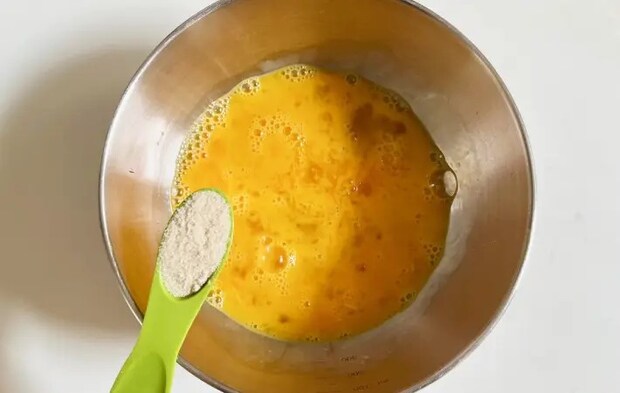 卵液に調味料を入れている画像（撮影：エニママ）