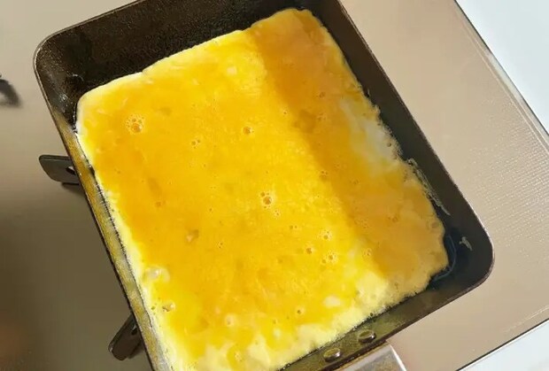 卵を焼いている画像（撮影：エニママ）