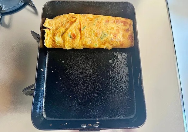 玉子焼きの形を整える画像（撮影：エニママ）