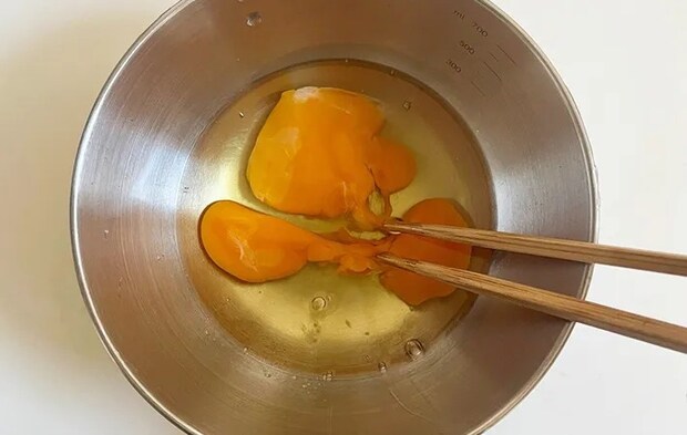 卵を混ぜる画像（撮影：エニママ）