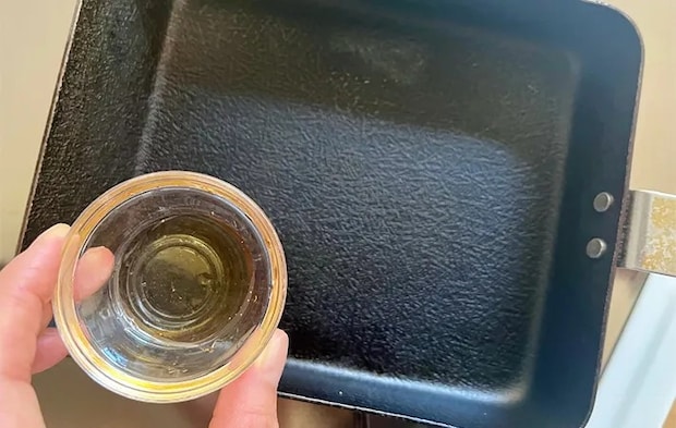 玉子焼き器にごま油をひく画像（撮影：エニママ）
