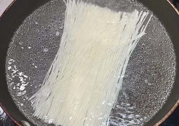 そうめんを茹でる画像（撮影：キジカク）