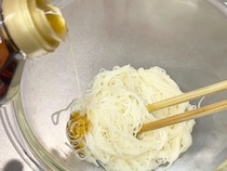 そうめんは、めんつゆだけじゃない！　混ぜるだけの『ズボラそうめん』がやみつき
