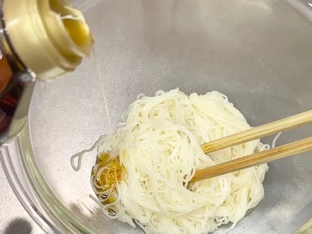 そうめんは、めんつゆだけじゃない! 混ぜるだけの『ズボラそうめん』がやみつき