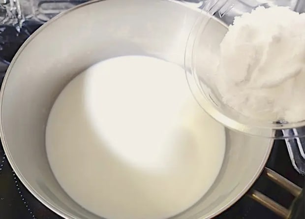 鍋に牛乳を入れ砂糖を入れている画像（撮影：エニママ）