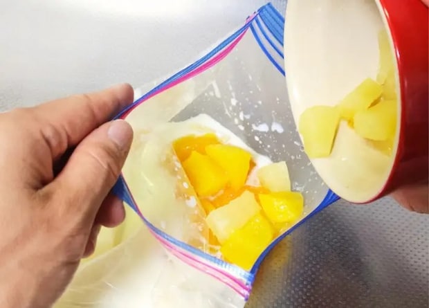 フルーツを加えている画像（撮影：エニママ）