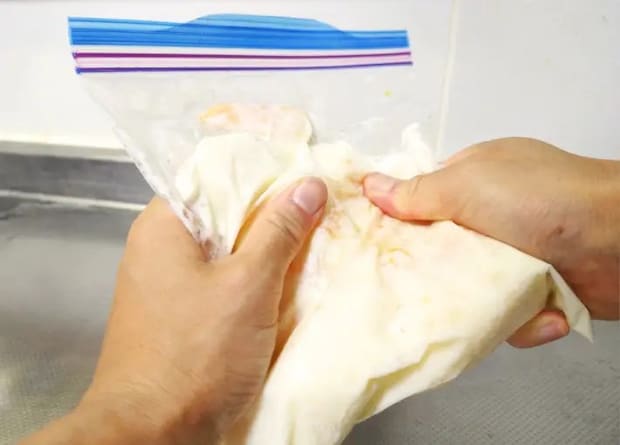 アイスをもみほぐしている画像（撮影：エニママ）
