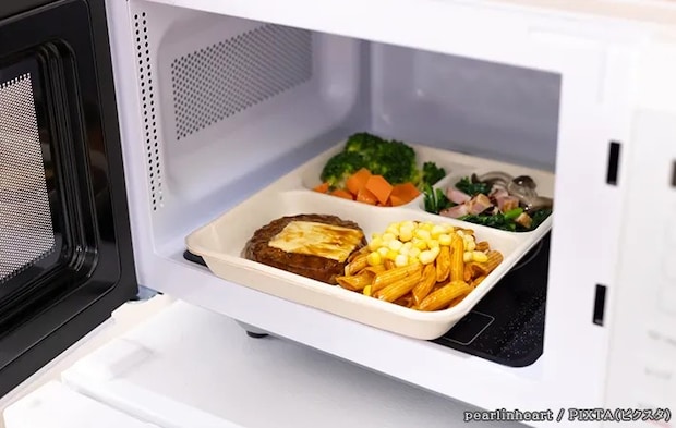 冷凍食品と電子レンジの写真