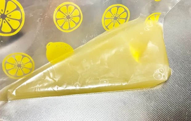 袋の中で混ぜ合わせた調味料と水の画像（撮影：エニママ）
