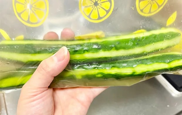 調味料にきゅうりを漬け込んでいる画像（撮影：エニママ）