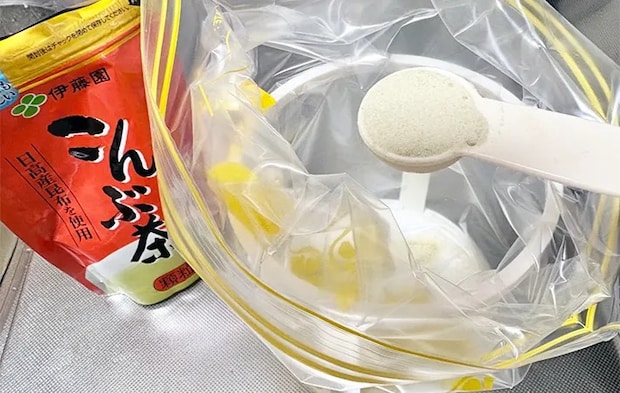 袋に昆布茶を入れている画像（撮影：エニママ）