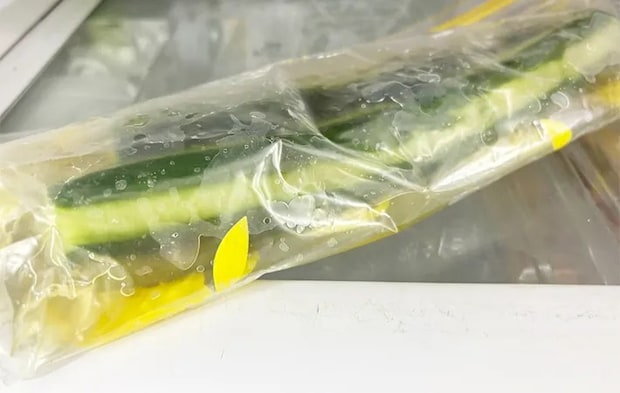 きゅうりを冷蔵庫で冷やしている画像（撮影：エニママ）