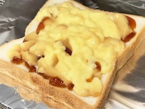 食パンにのせて焼いてみて！　意外な食べ方に「濃厚」「フレンチトーストみたい！」