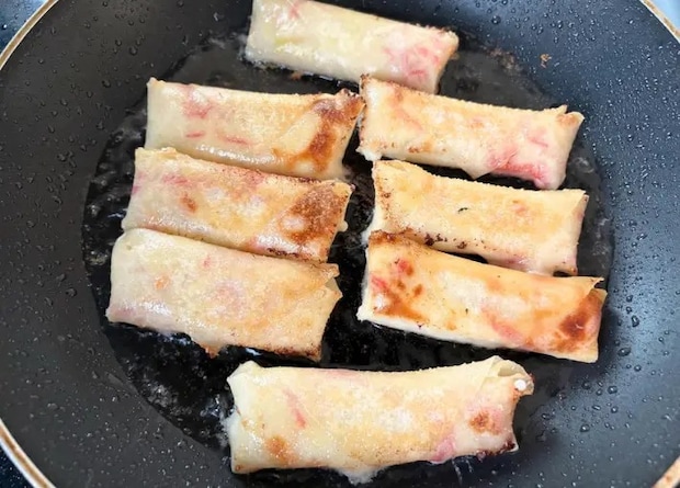 揚げ焼きにしている画像（撮影：エニママ）