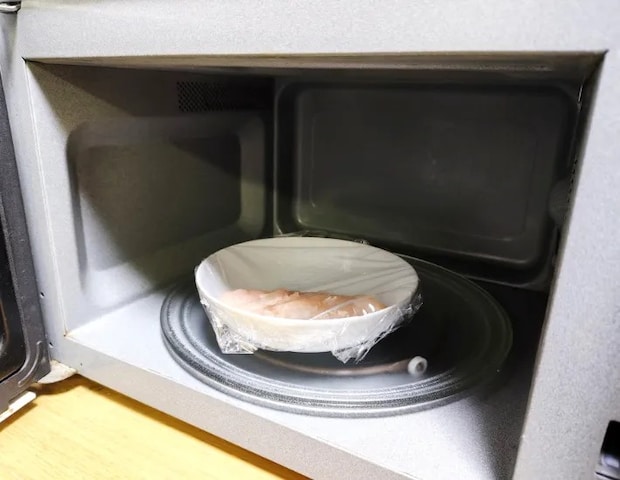 鶏ささみをレンジで加熱している画像（撮影：エニママ）