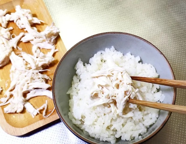 ご飯に鶏ささみをのせている画像（撮影：エニママ）