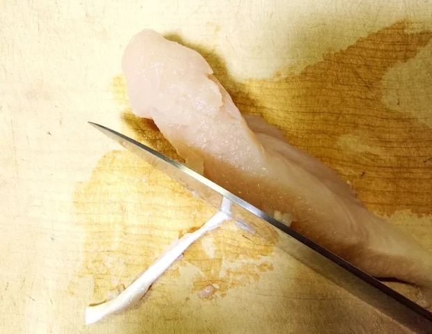 鶏ささみの筋をとる画像（撮影：エニママ）