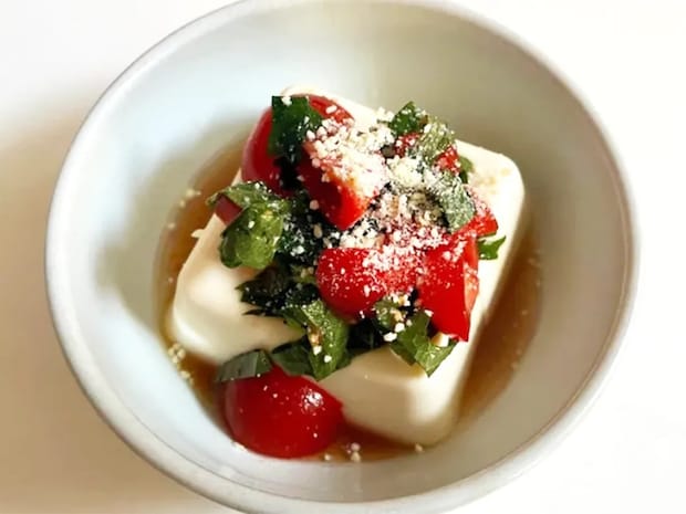 豆腐に『小さじ1杯』かけてみて! 醤油じゃない食べ方に「夫婦でハマった」