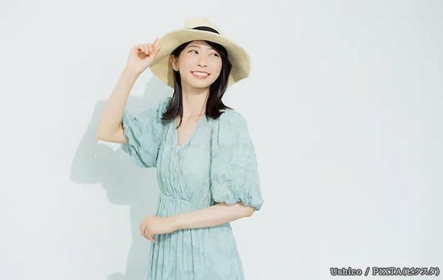 お気に入りの服を着ている女性の写真