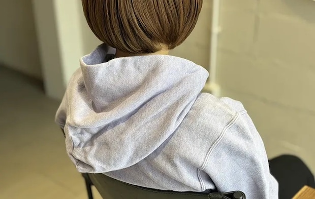 パーカーを着た女性の写真
