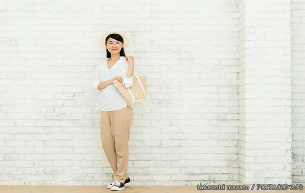 白い服を着ている女性の写真