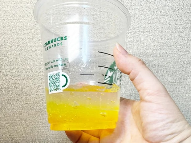 保冷剤を入れたスタバカップ（撮影：grapeライフハック編集部）