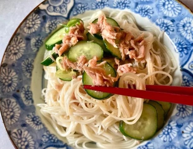 そうめんを箸で持ち上げる画像（撮影：エニママ）