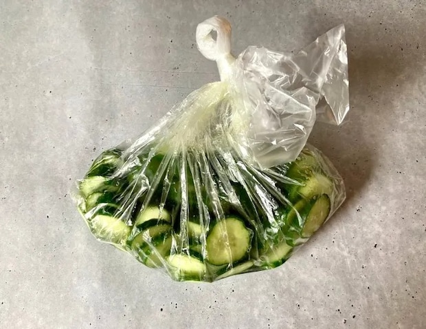 きゅうりを漬ける画像（撮影：エニママ）
