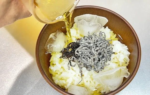 『塩こんぶで冷やし茶漬け』を作る写真（撮影：キジカク）