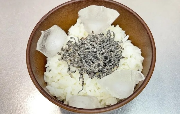 『塩こんぶで冷やし茶漬け』を作る写真（撮影：キジカク）