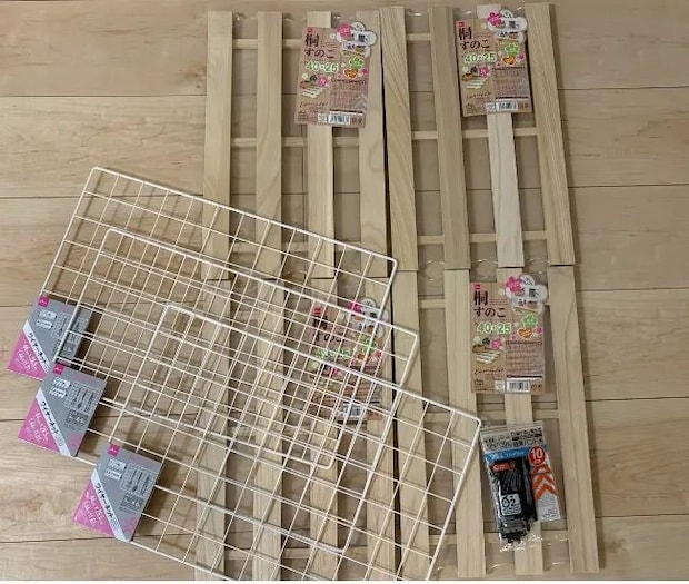 『すのこ』と『ワイヤーネット』を用意する（grapeライフハック編集部）